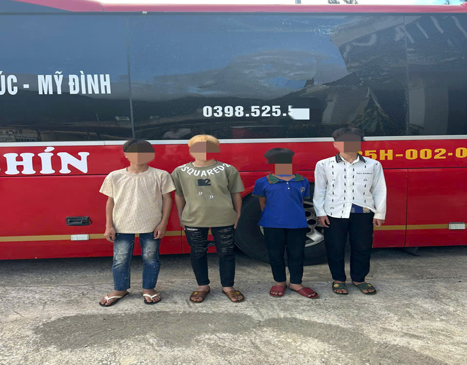 Nhóm thiếu niên có hành vi ném đá vào xe khách trên quốc lộ 32. Ảnh: CAX Mường Than.