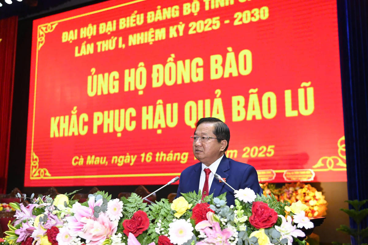 Ông Lê Thanh Triều, Phó chủ tịch Thường trực Ủy ban MTTQ Việt Nam tỉnh Cà Mau thông tin về buổi kêu gọi của Đoàn Chủ tịch Ủy ban Trung ương MTTQ Việt Nam, Ủy ban MTTQ Việt Nam tỉnh Cà Mau vận động quyên góp khắc phục thiệt hại do bão gây ra. Ảnh: Nguyên Du