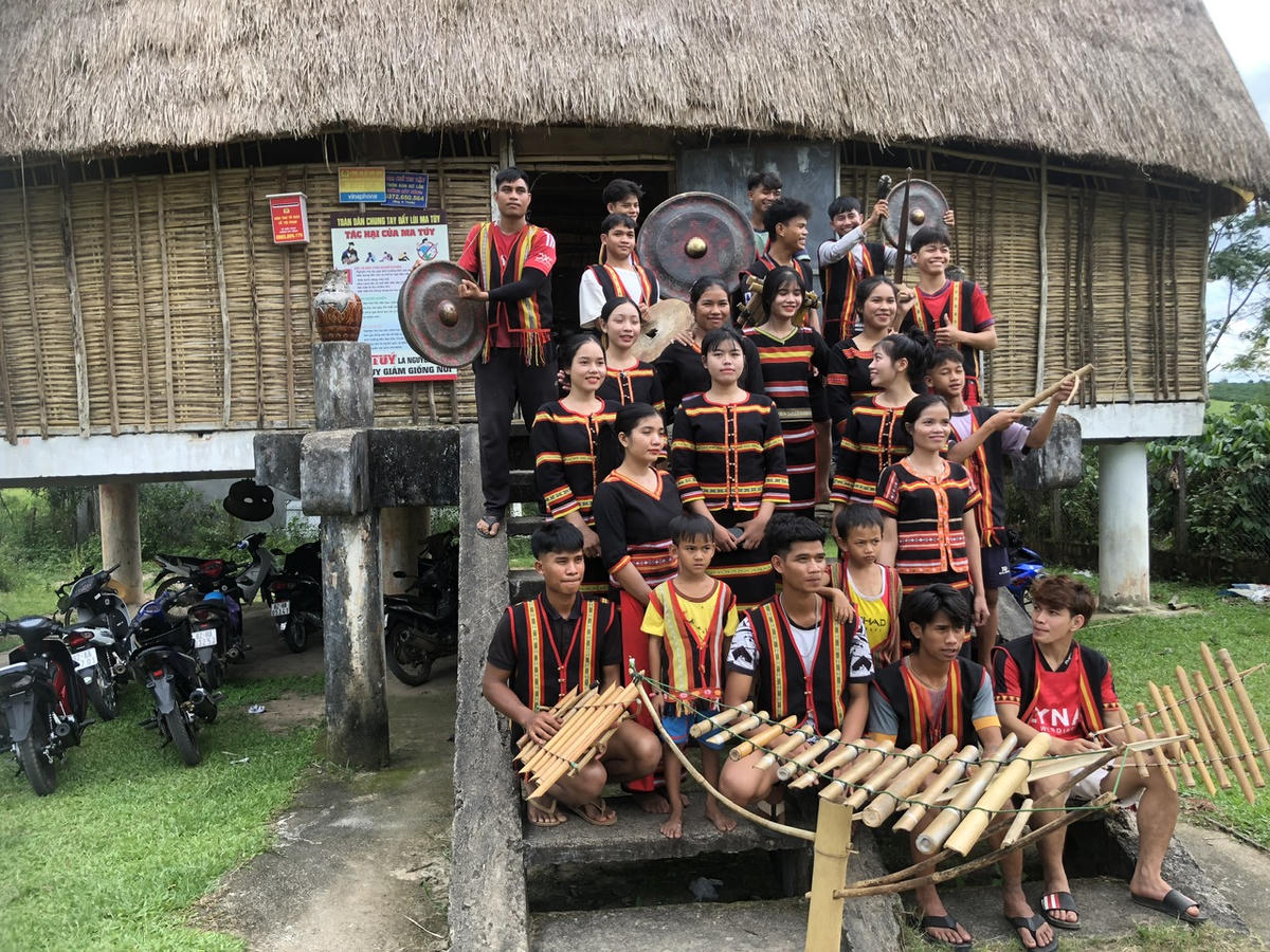 Đoàn biểu diễn cồng chiêng của tỉnh KonTum (cũ). 