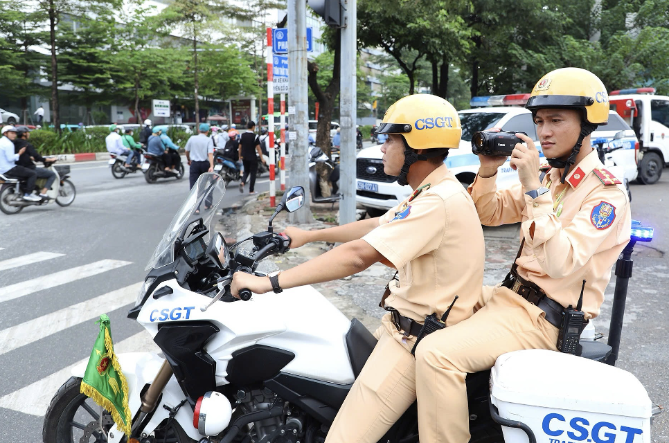CSGT tuần tra lưu động, ghi hình các vi phạm.