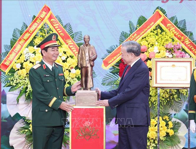 Tổng Bí thư Tô Lâm tặng bức tượng Chủ tịch Hồ Chí Minh cho Quân khu 1. Ảnh: Thống Nhất/TTXVN