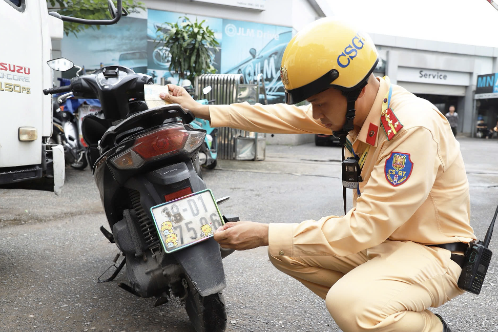 CSGT kiểm tra, xử lý trường hợp che biển kiểm soát xe để né camera AI.