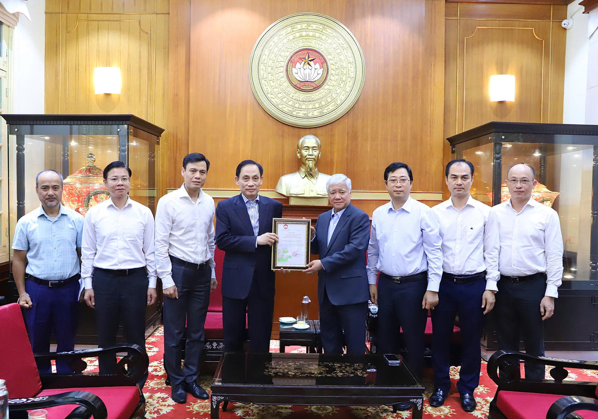 Ông Đỗ Văn Chiến, Ủy viên Bộ Chính trị, Bí thư Trung ương Đảng, Chủ tịch Ủy ban Trung ương MTTQ Việt Nam trao thư cảm ơn Đảng bộ Bộ Ngoại giao và cộng đồng người Việt Nam ở nước ngoài. Ảnh: M. Hiển