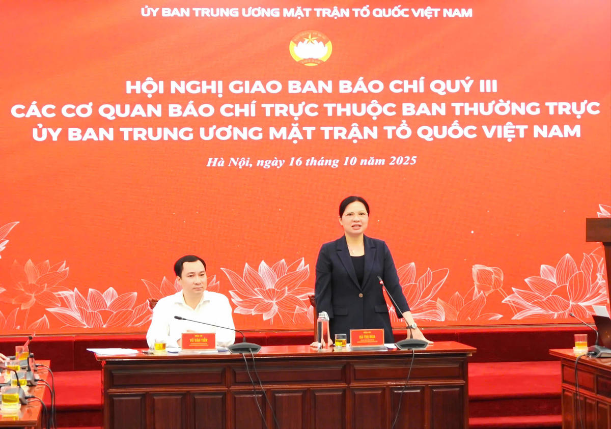 Bà Hà Thị Nga, Phó Chủ tịch UBTƯ MTTQ Việt Nam phát biểu tại Hội nghị. Ảnh: Văn Hoa
