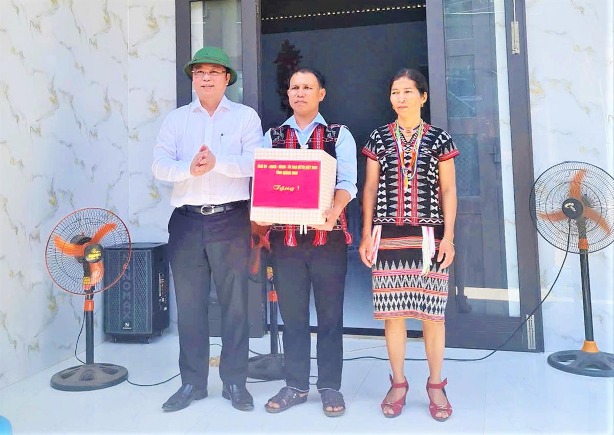 Chủ tịch Ủy ban Mặt trận Tổ quốc Việt Nam TP Đà Nẵng Lê Trí
Thanh tặng quà cho người dân được hỗ trợ nhà ở.