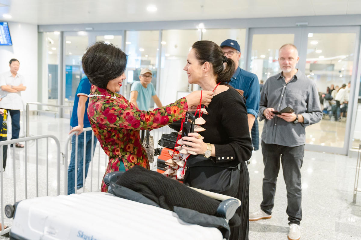 Nghệ sĩ Fionnuala Sherry vô cùng thích thú khi được tặng nón lưu niệm. Ảnh: BTC.