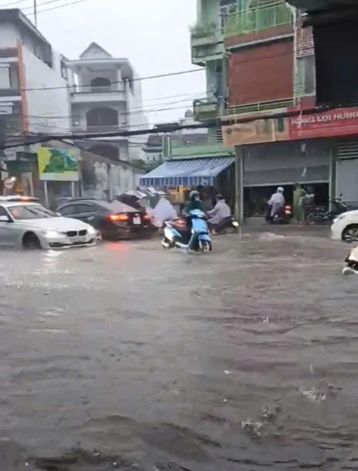 Các tuyến đường ở Phường Bắc Nha Trang bị ngập trong nước. (ảnh X.H)       