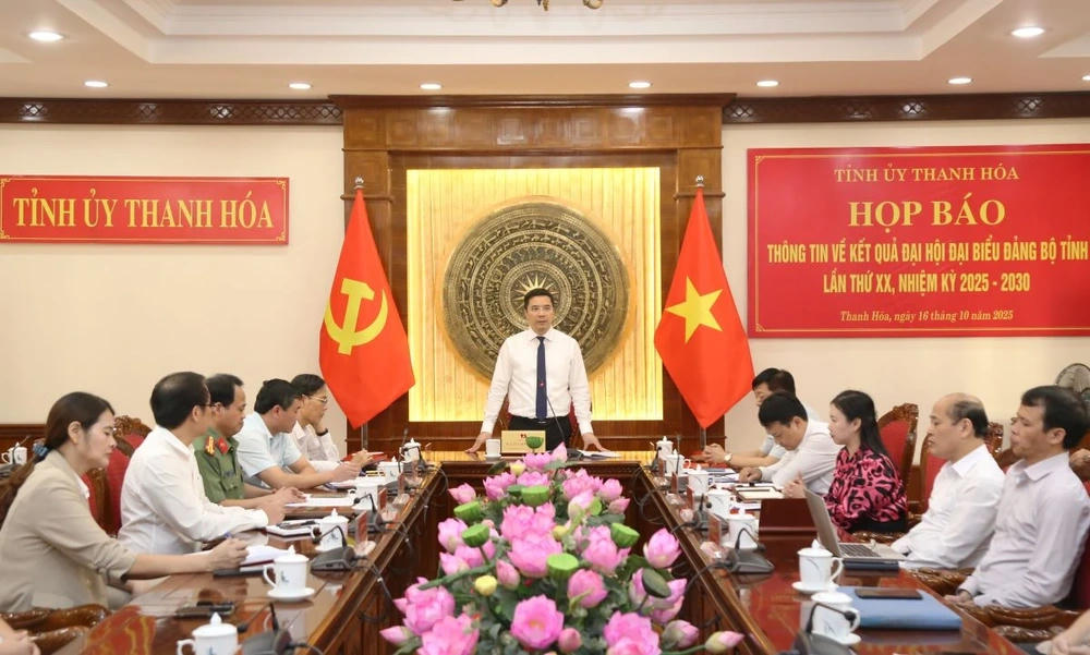 Toàn cảnh buổi họp báo thông tin về kết quả Đại hội đại biểu Đảng bộ tỉnh Thanh Hóa lần thứ XX. Ảnh: Phong Sắc