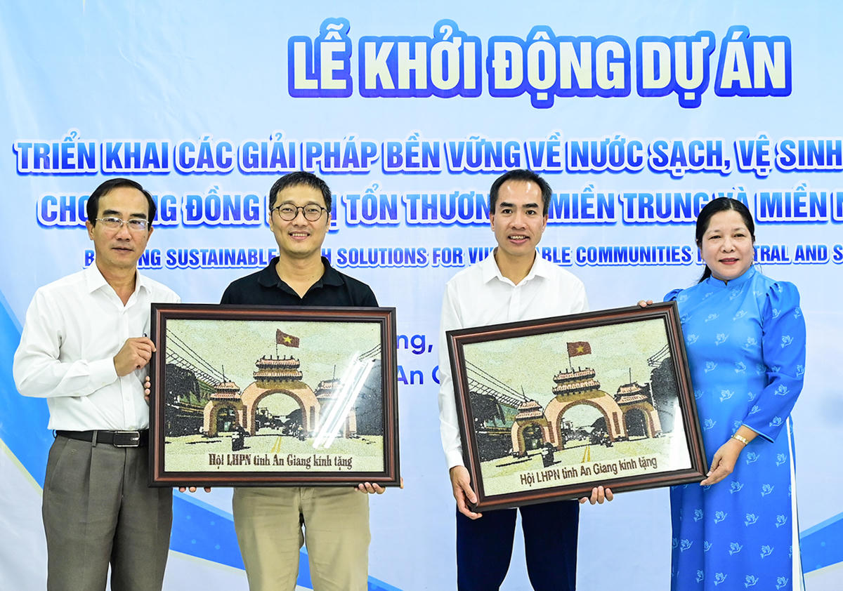 Phó Chủ tịch Hội Liên hiệp Phụ nữ tỉnh An Giang Lê Thị Ngọc Dung tặng quà cảm ơn các đơn vị viện trợ. Ảnh Nguyễn Minh.&nbsp;