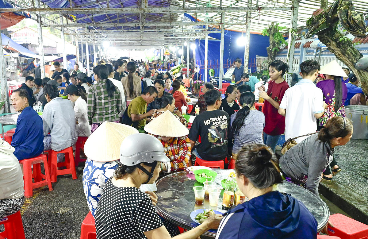 Dù chưa đến lễ chính, nhưng lượng khách về đình thắp hương tri ân và ăn cơm lấy lộc cụ Nguyễn đã khá đông đúc. Ảnh Nguyễn Minh.  