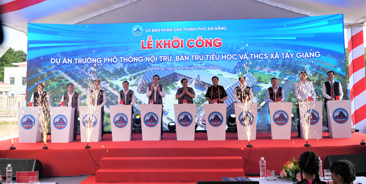 Thủ tướng Phạm Minh Chính cùng đại biểu thực hiện nghi thức khởi công Trường phổ thông nội trú, bán trú Tiểu học và Trung học cơ sở Trường Tây Giang. Ảnh: Chí Đại.