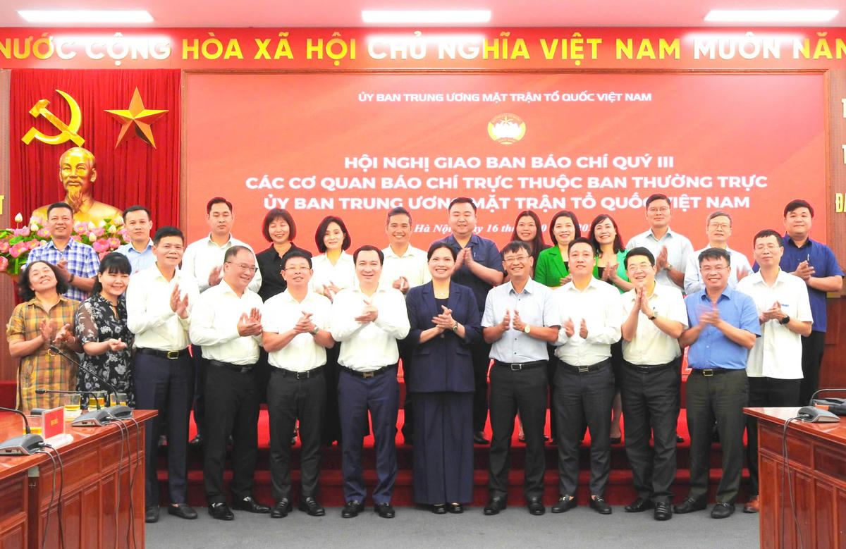 Phó Chủ tịch UBTƯ MTTQ Việt Nam Hà Thị Nga cùng các đại biểu chụp ảnh lưu niệm. Ảnh: Văn Hoa