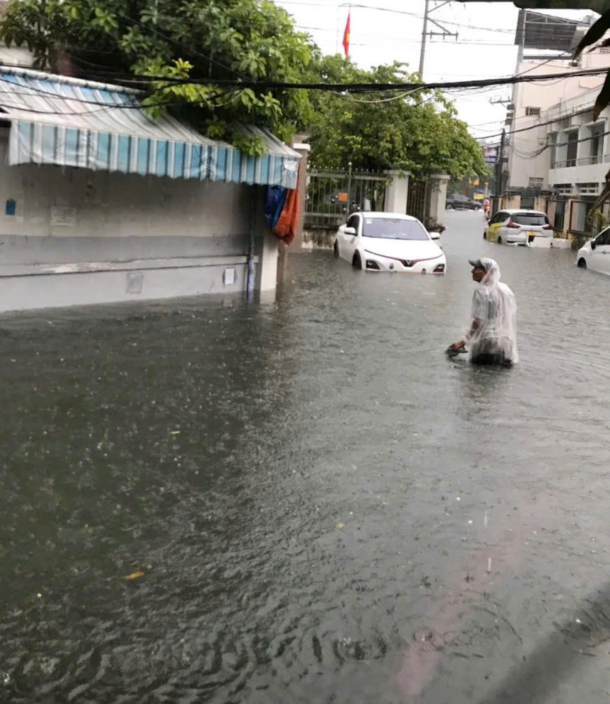 Các tuyến đường tại Phường Bắc Nha Trang bị ngập trong nước. (ảnh X.H). . 