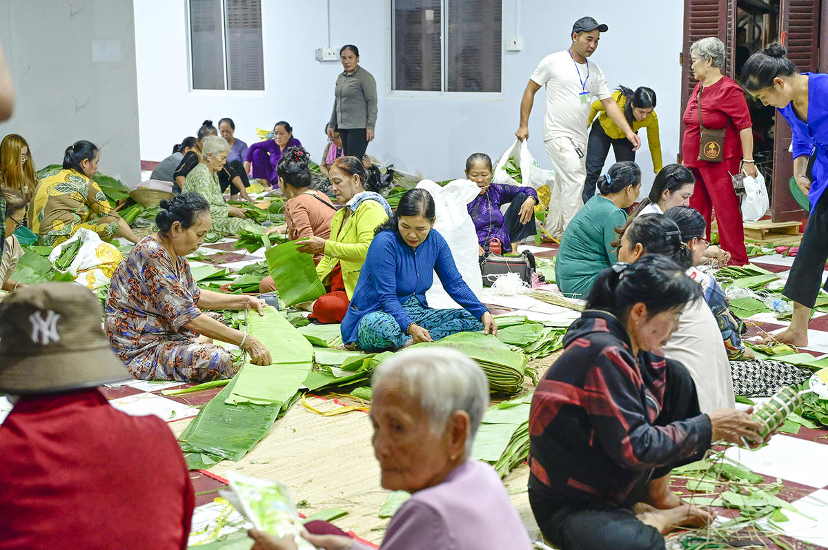 Người dân cùng chung tay chuẩn bị cho lễ hội Nguyễn Trung Trực được tươm tất nhất. Ảnh Nguyễn Minh.
