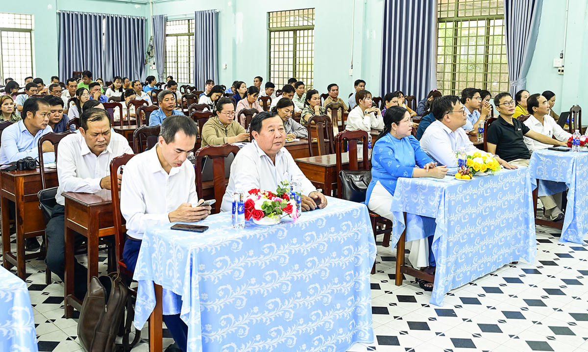 Đại biểu, người dân nghe thuyết minh tổng quan về dự án.&nbsp;Ảnh Nguyễn Minh. 