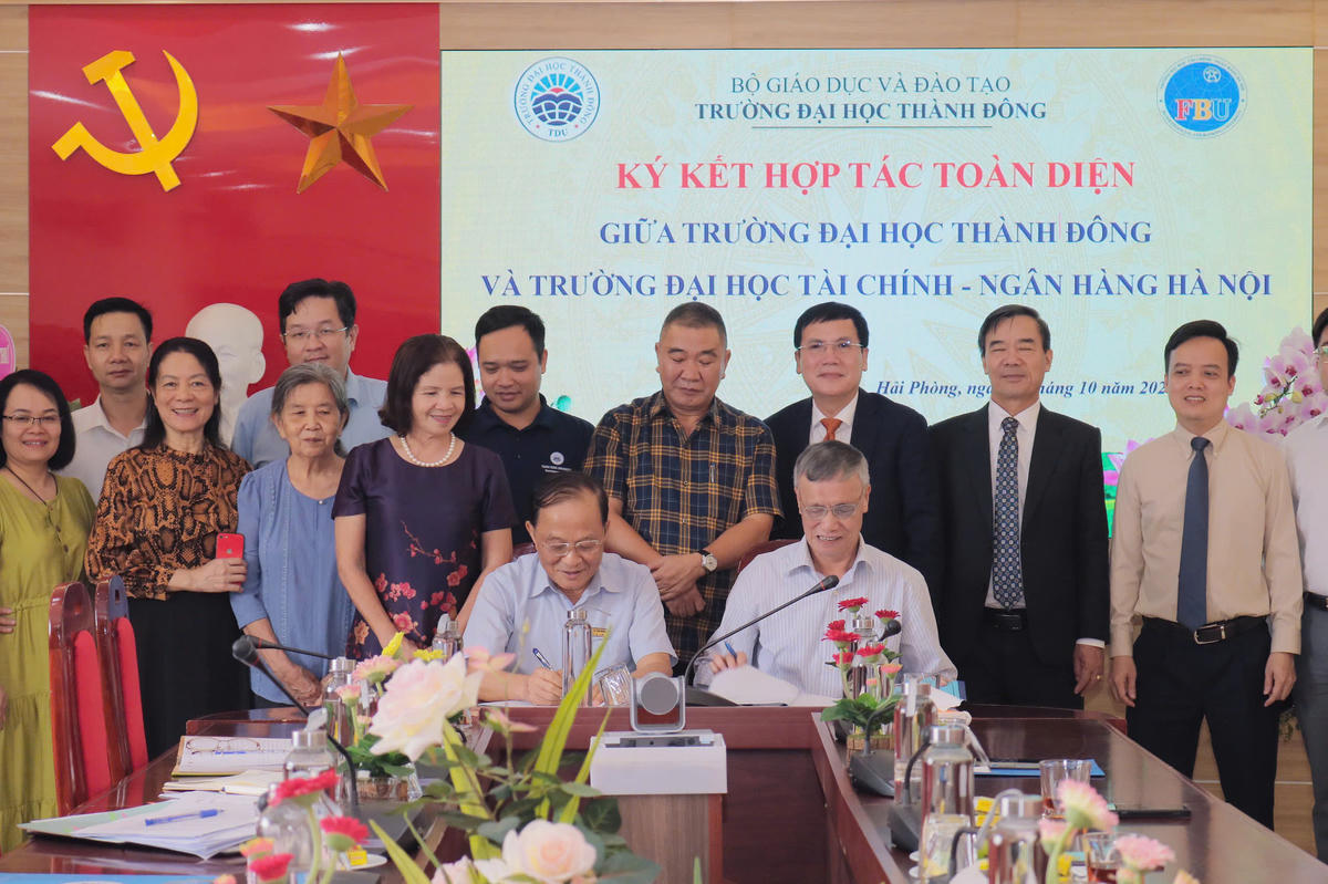 Đại diện lãnh đạo hai trường ĐH ký kết hợp tác (ảnh NTCC)&nbsp;