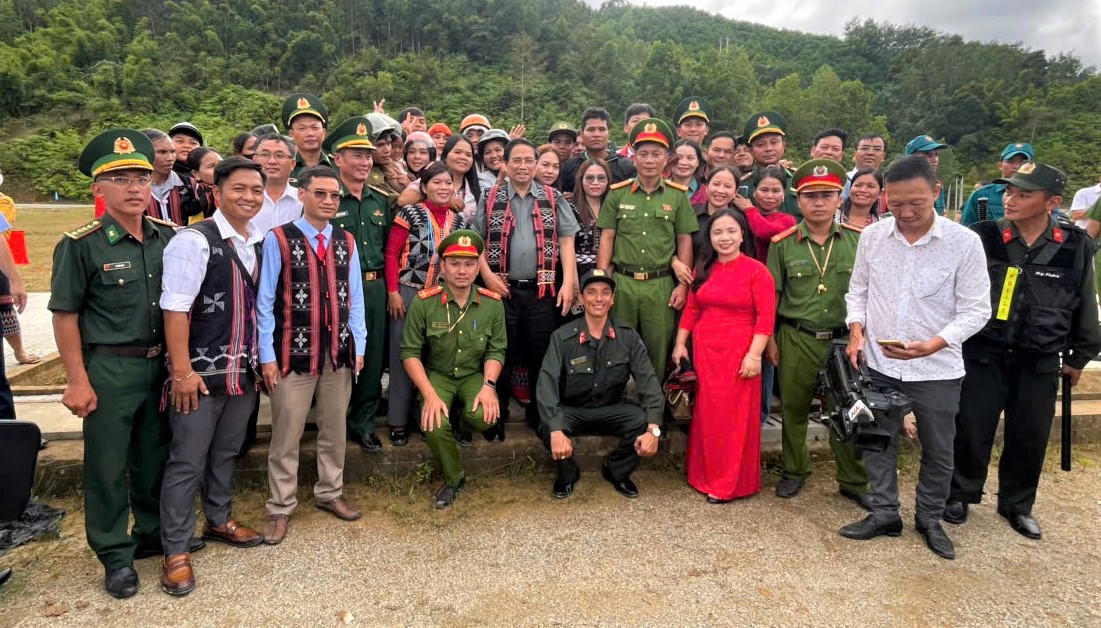 Thủ tướng Phạm Minh Chính chụp ảnh lưu niệm cùng người dân, cán bộ xã Tây Giang. Ảnh: Chí Đại.