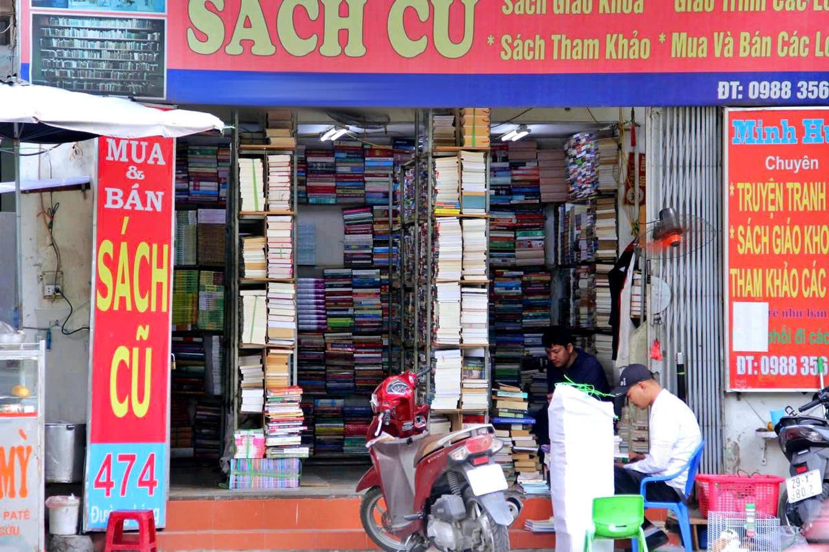 Tình trạng sách lậu, sách giả ngoài thị trường vẫn còn đáng lo ngại.	 Ảnh: P. Sỹ