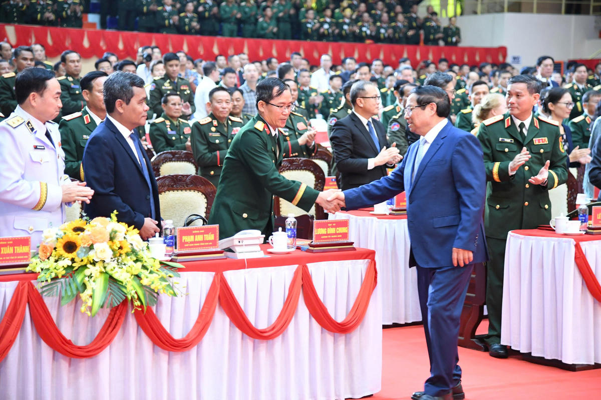Thủ tướng Phạm Minh Chính bắt tay Đại tá Lương Đình Chung, Bí thư Đảng ủy. Chính ủy Quân khu 5. Ảnh: Lê Tây.&nbsp;