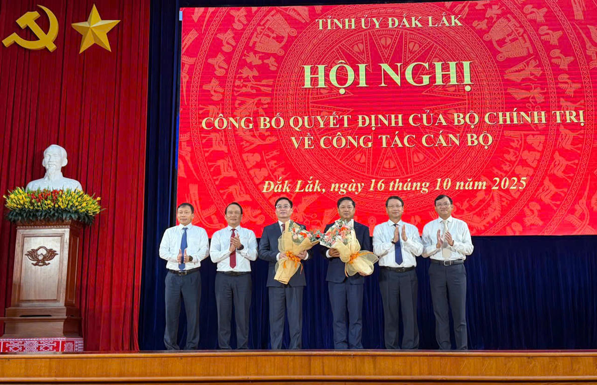 Các đại biểu tặng hoa chúc mừng&nbsp;đồng chí Lương Nguyễn Minh Triết và đồng chí Nguyễn Đình Trung. Ảnh: TT.
