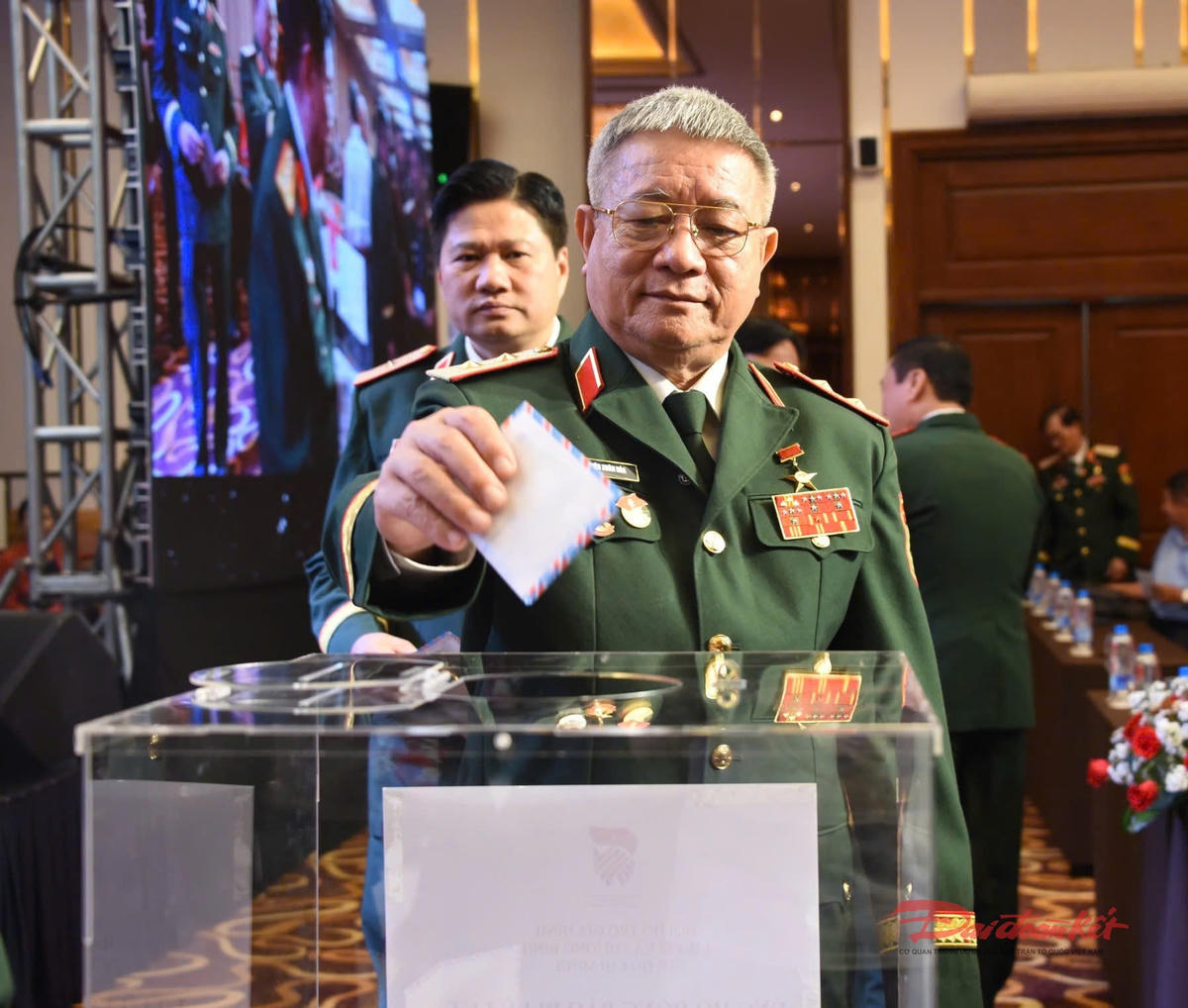 Các đại biểu tham quan triển lãm ảnh chào mừng Đại hội Hội HTGĐLS&amp;TB TP.HCM lần thứ I, nhiệm kỳ 2025-2030. Ảnh: K.S.