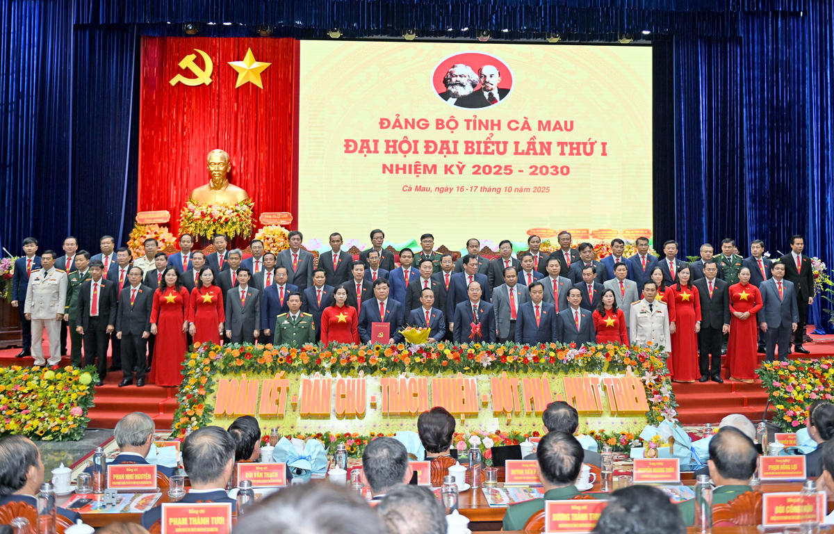 Ban Chấp hành Đảng bộ tỉnh Cà Mau lần thứ I, nhiệm kỳ 2025-2030 ra mắt Đại hội. Ảnh BTC.&nbsp;