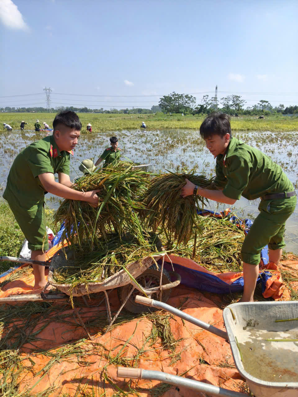Hình ảnh những chiến sĩ tận tụy giúp đỡ nhân dân đã để lại ấn tượng sâu đậm, lan tỏa hình ảnh đẹp về người chiến sĩ Công an Thủ đô hết lòng vì nhân dân phục vụ.
