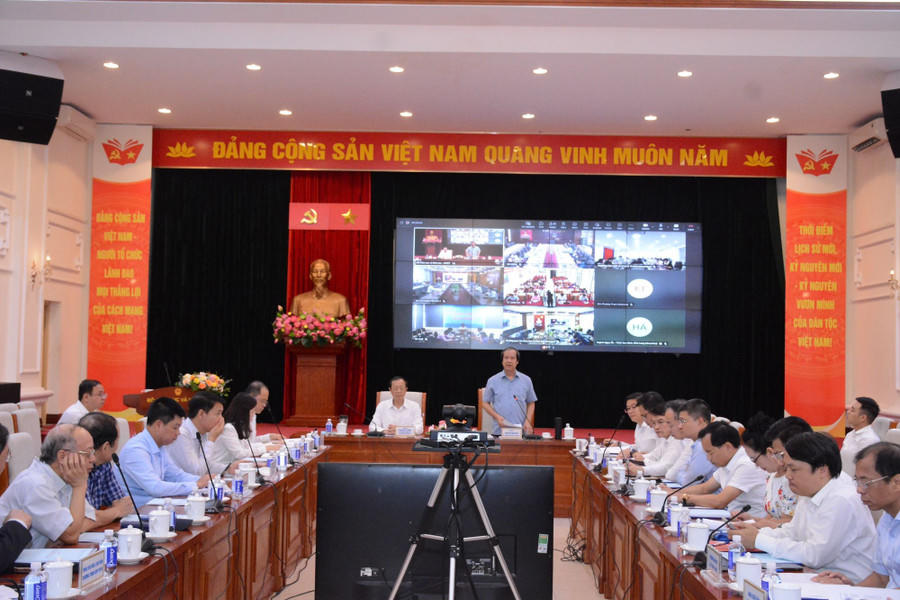 Bộ trưởng Bộ GDĐT chủ trì hội nghị tại điểm cầu trụ sở Bộ.