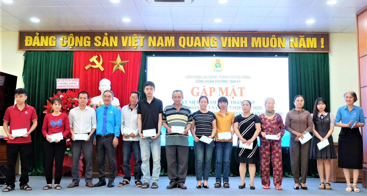 Công an đoàn phường Tam Kỳ trao quà cho đoàn viên, người lao động có hoàn cảnh khó khăn. Ảnh: CV.