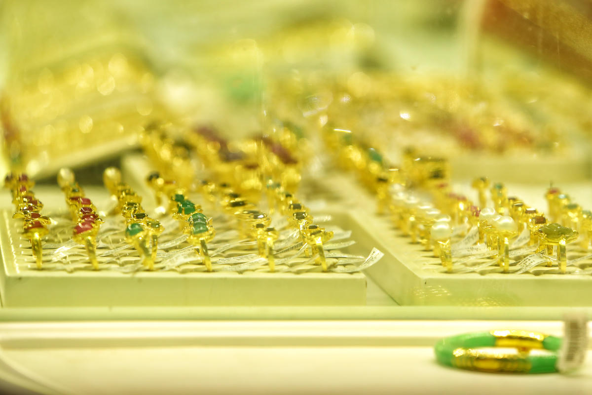 "Hôm nay đã là ngày thứ ba tôi đến đây mua vàng. Hai ngày trước mỗi ngày tôi mua được 5 chỉ vàng. Mặc dù giá đang cao nhưng tôi vẫn mua vì dự định sẽ nắm giữ lâu dài trong khoảng vài năm tới" - Anh Công nói.