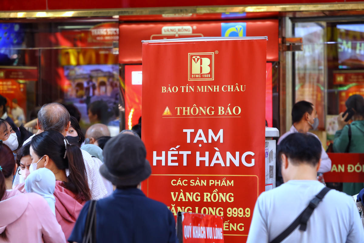 Dù nhiều cửa hàng đã treo biển "Tạm hết hàng" nhưng phía bên ngoài vẫn rất đông người dân xếp hàng.