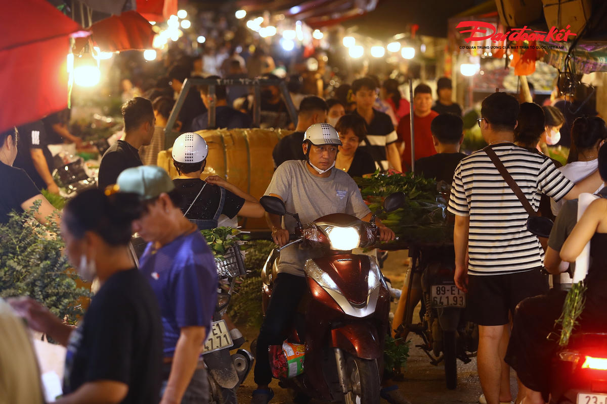 Những xe chở đầy ắp hoa, phục vụ nhu cầu của người dân, liên tục ra vào khiến giao thông ùn ứ trong chợ hoa.