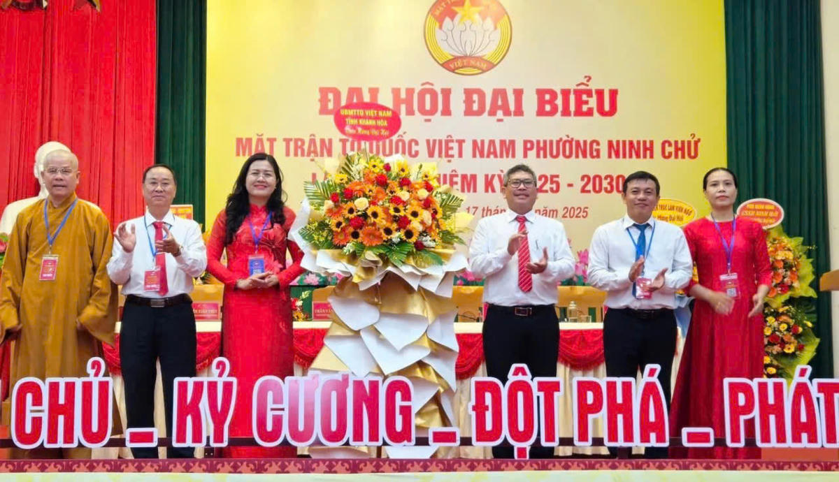 Bà Phan Thị Ngân Hạnh, Phó Chủ tịch Ủy ban MTTQ Việt Nam tỉnh, Chủ tịch Hội Nông dân tỉnh Khánh Hòa tặng hoa, chúc mừng Đại hội MTTQ phường Ninh Chử nhiệm kỳ 2025 – 2030. (ảnh H.N)