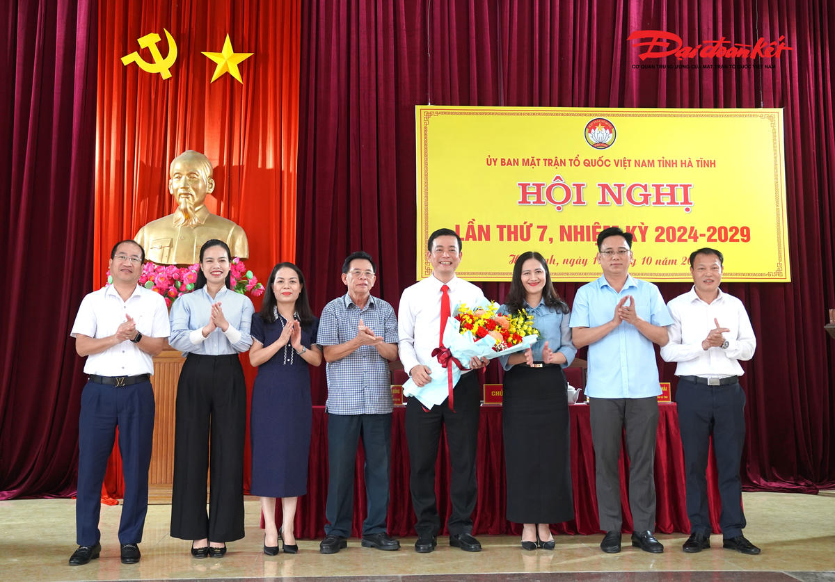 Ban Thường trực Ủy ban MTTQ Việt Nam tỉnh Hà Tĩnh tặng hoa chúc mừng tân Chủ tịch Ủy ban MTTQ tỉnh Nguyễn Thành Đồng. Ảnh: Hạnh Nguyên.