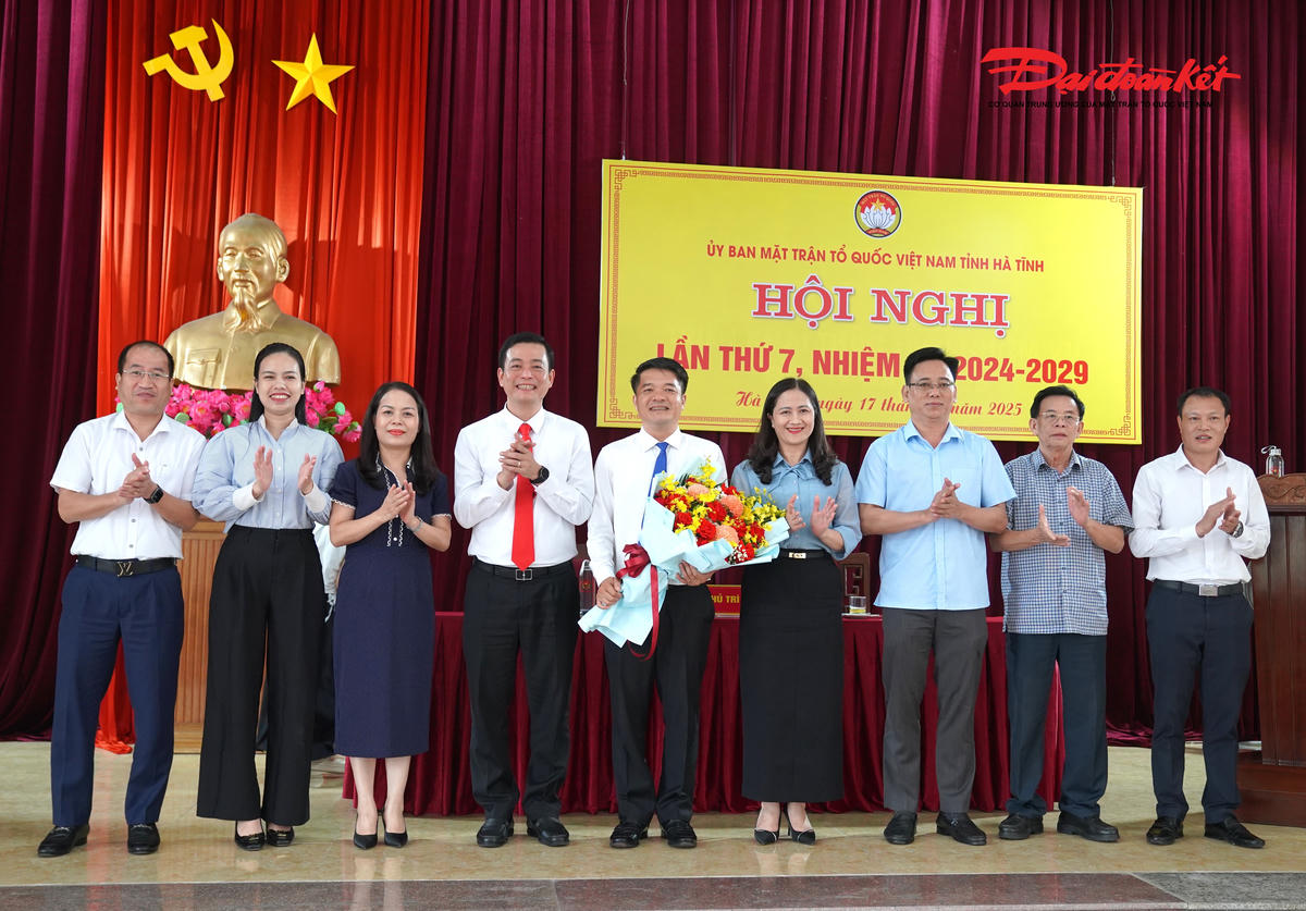 Ban Thường trực Ủy ban MTTQ Việt Nam tỉnh Hà Tĩnh tặng hoa chúc mừng tân Trưởng ban Nội chính Tỉnh ủy Hà Tĩnh Trần Nhật Tân. Ảnh: Hạnh Nguyên.