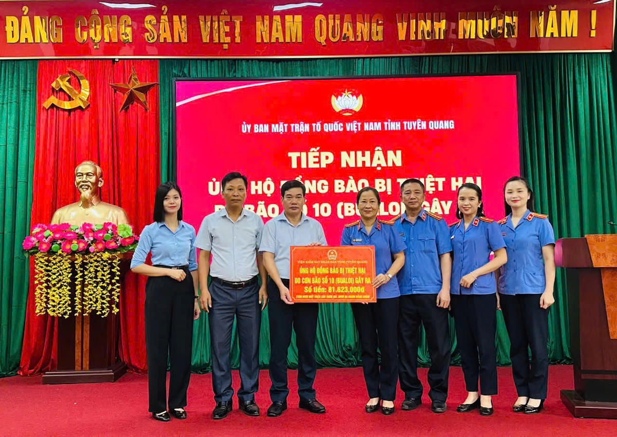 Ông Nguyễn Việt Khánh, Phó Chủ tịch Ủy ban MTTQ Việt Nam tỉnh Tuyên Quang tiếp nhận kinh phí hỗ trợ nhân dân từ lãnh đạo Viện Kiểm sát nhân dân tỉnh Tuyên Quang. Ảnh: MTTQ Tuyên Quang.. 