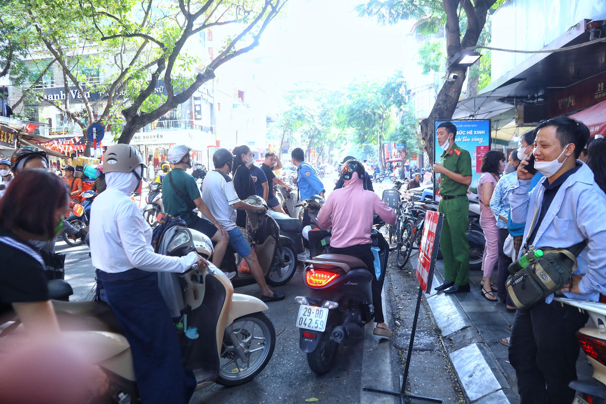 Thậm chí, vỉa hè, lòng đường luôn đông đúc người dân mua vàng.