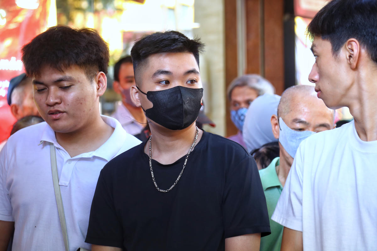 Anh Phạm Văn Công trú tại phường Hà Đông, Hà Nội cho biết,&nbsp;đã xếp hàng từ 7h30 để lấy số chờ đến lượt giao dịch nhưng đến 10h vẫn chưa thể vào mua vàng.