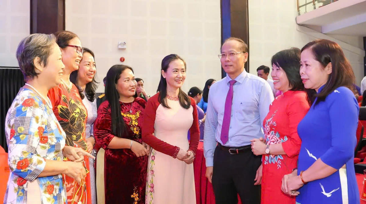 Ông Nguyễn Khắc Hà, Phó Bí thư Tỉnh ủy, Chủ tịch Ủy ban MTTQ Việt Nam tỉnh Khánh Hòa trao đổi với các đại biểu tham dự tại buổi lễ Kỷ niệm. (ảnh X.H)