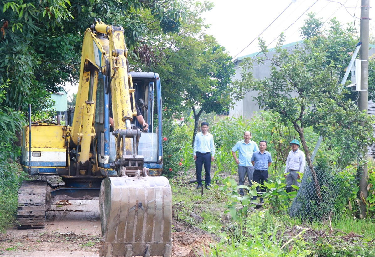 Người dân xã Ia Hiao hiến đất mở rộng các tuyến đường nông thôn. Ảnh: CV.