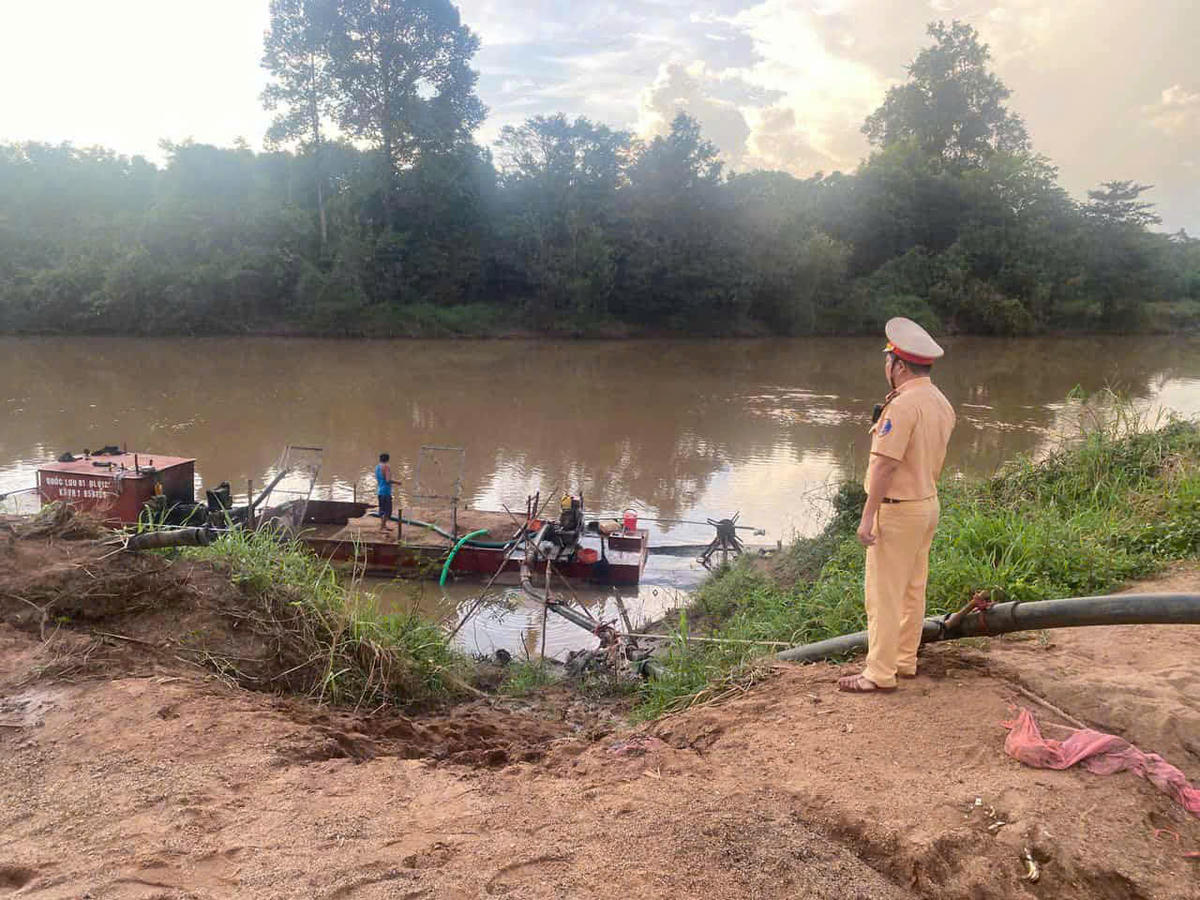 Hiện trường vụ khai thác cát. Ảnh: SĐ.