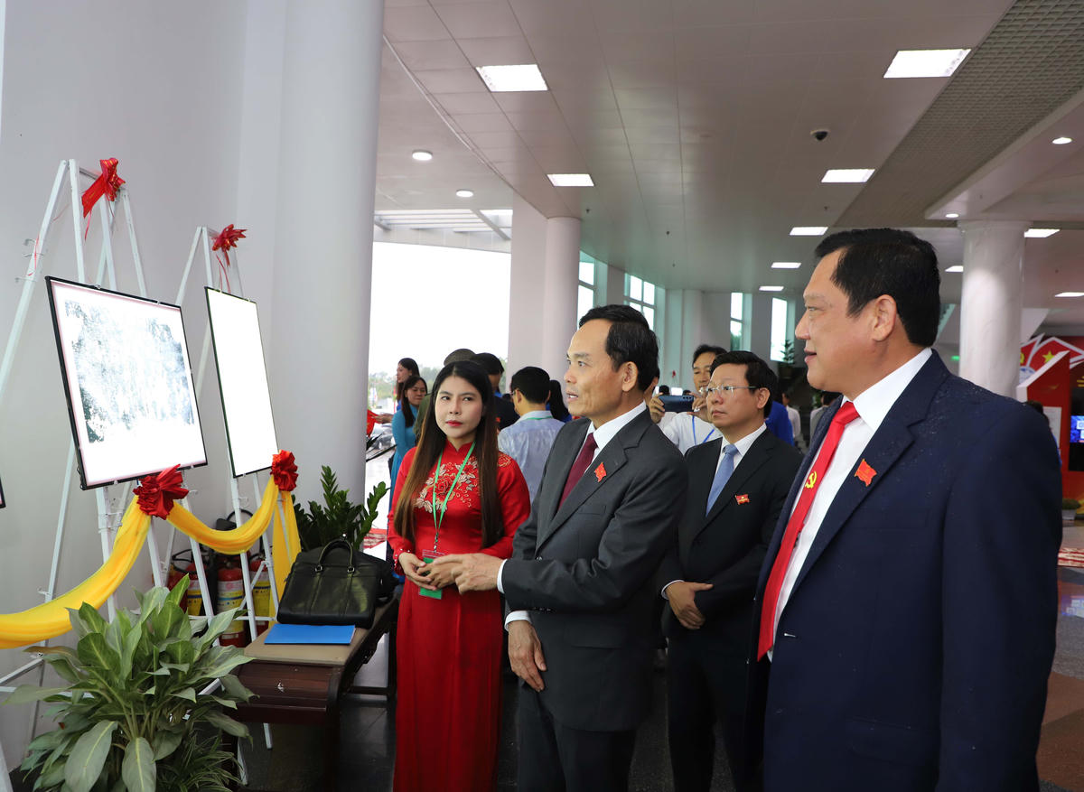 Bí thư Trung ương Đảng, Bí thư Thành ủy TP Hồ Chí Minh Trần Lưu Quang tham quan các điểm trưng bày tại Đại hội. Ảnh Trung Kiên.&nbsp;