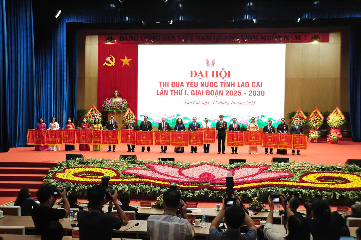 Những tập thể và cá nhân được tặng bằng khen. Ảnh: Khôi Hùng.