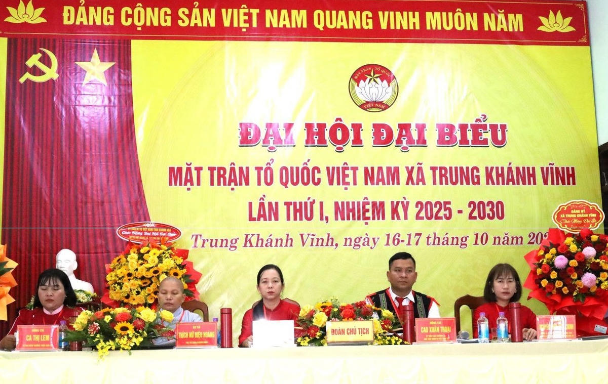 Đoàn Chủ tịch điều hành đại hội. (ảnh X.H)

