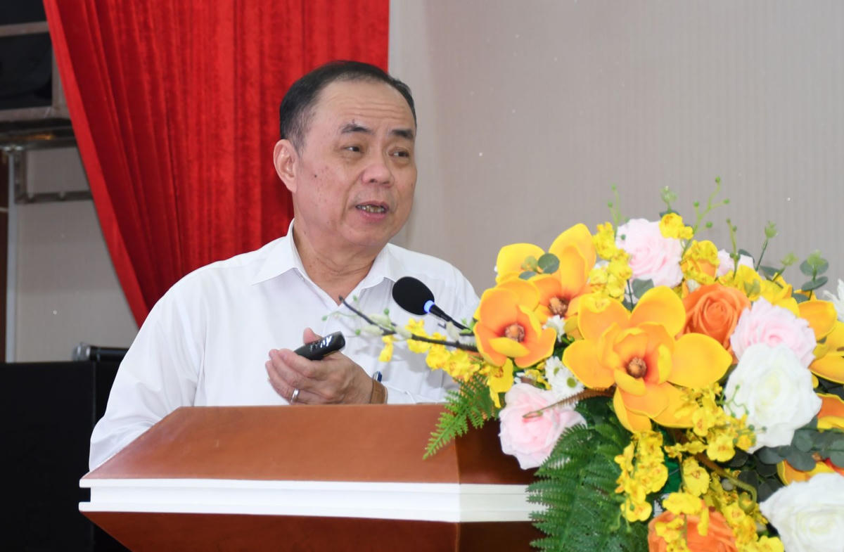 TS. Trần Bá Dung, nguyên Trưởng Ban Nghiệp vụ, Hội Nhà báo Việt Nam trao đổi với các phóng viên tại buổi tập huấn. Ảnh: T.M.