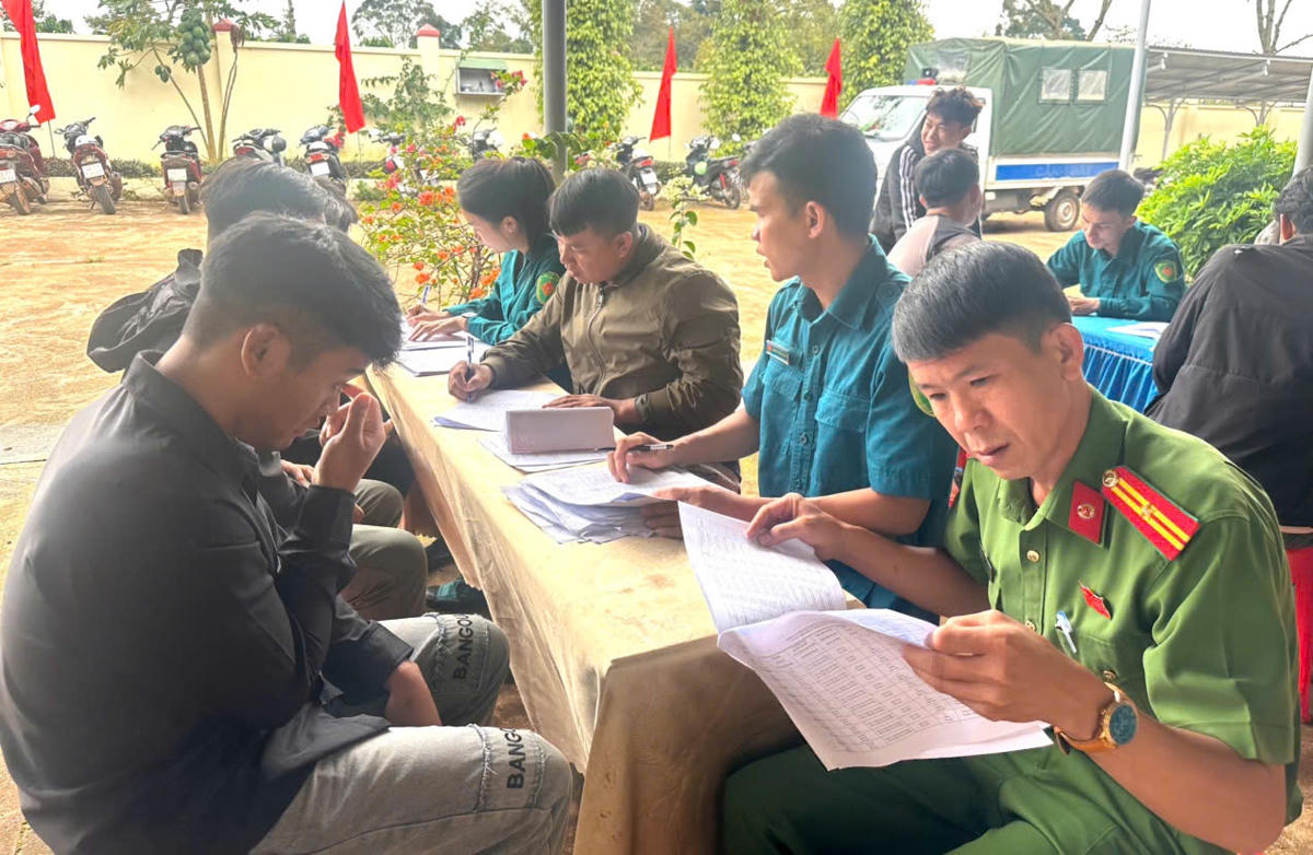 Ngay từ sáng sớm, đông đảo thanh niên trong độ tuổi nhập ngũ đã có mặt đầy đủ, chấp hành tốt quy định. Ảnh: CA.. 