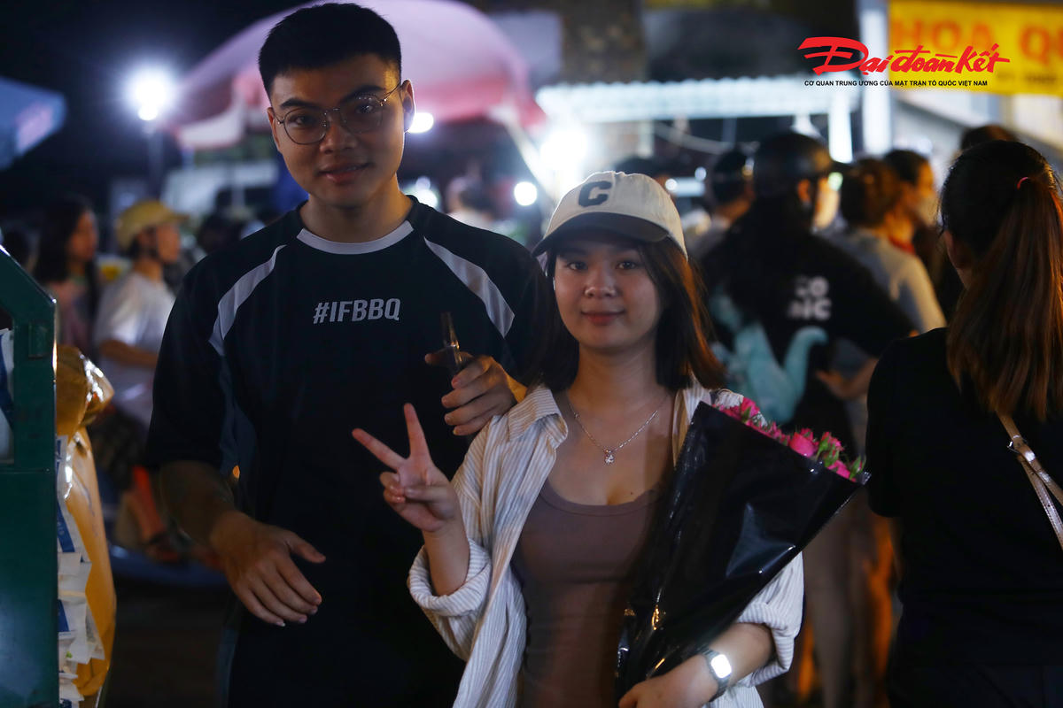 Tại chợ hoa Quảng An cũng xuất hiện nhiều cặp đôi, tranh thủ vừa đi chơi và mua hoa tặng người yêu.