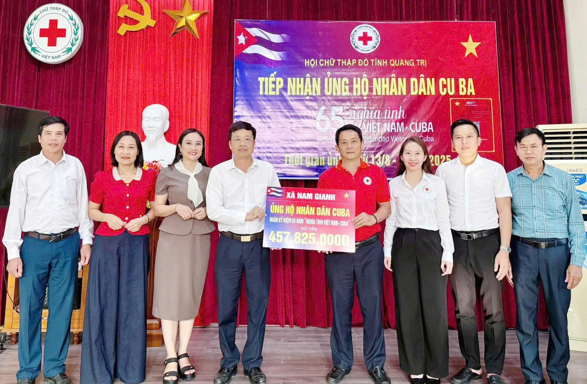 Cán bộ và nhân dân xã Nam Gianh (Quảng Trị) quyên góp ủng hộ nhân dân Cuba số tiền hơn 450 triệu đồng. Ảnh: CTV.