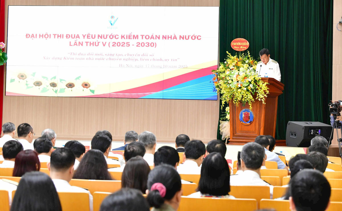 Phó Tổng Kiểm toán nhà nước Doãn Anh Thơ đọc báo cáo tổng kết phong trào thi đua của Kiểm toán nhà nước 5 năm qua.