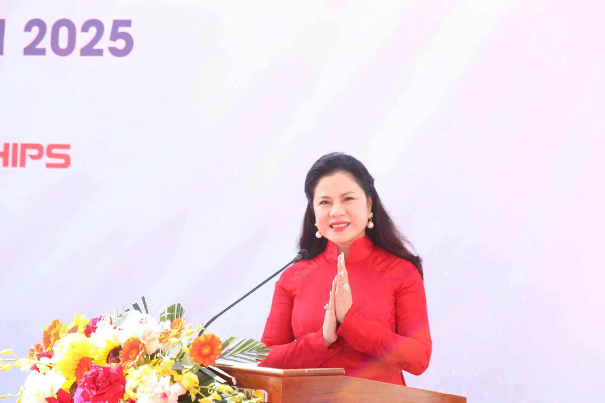 Bà Trần Thị Hoàng Mai, Giám đốc Sở VHTTDL TP Hải Phòng chào đón vận động viên đến từ 18 quốc gia, vùng lãnh thổ. Ảnh: PT. 